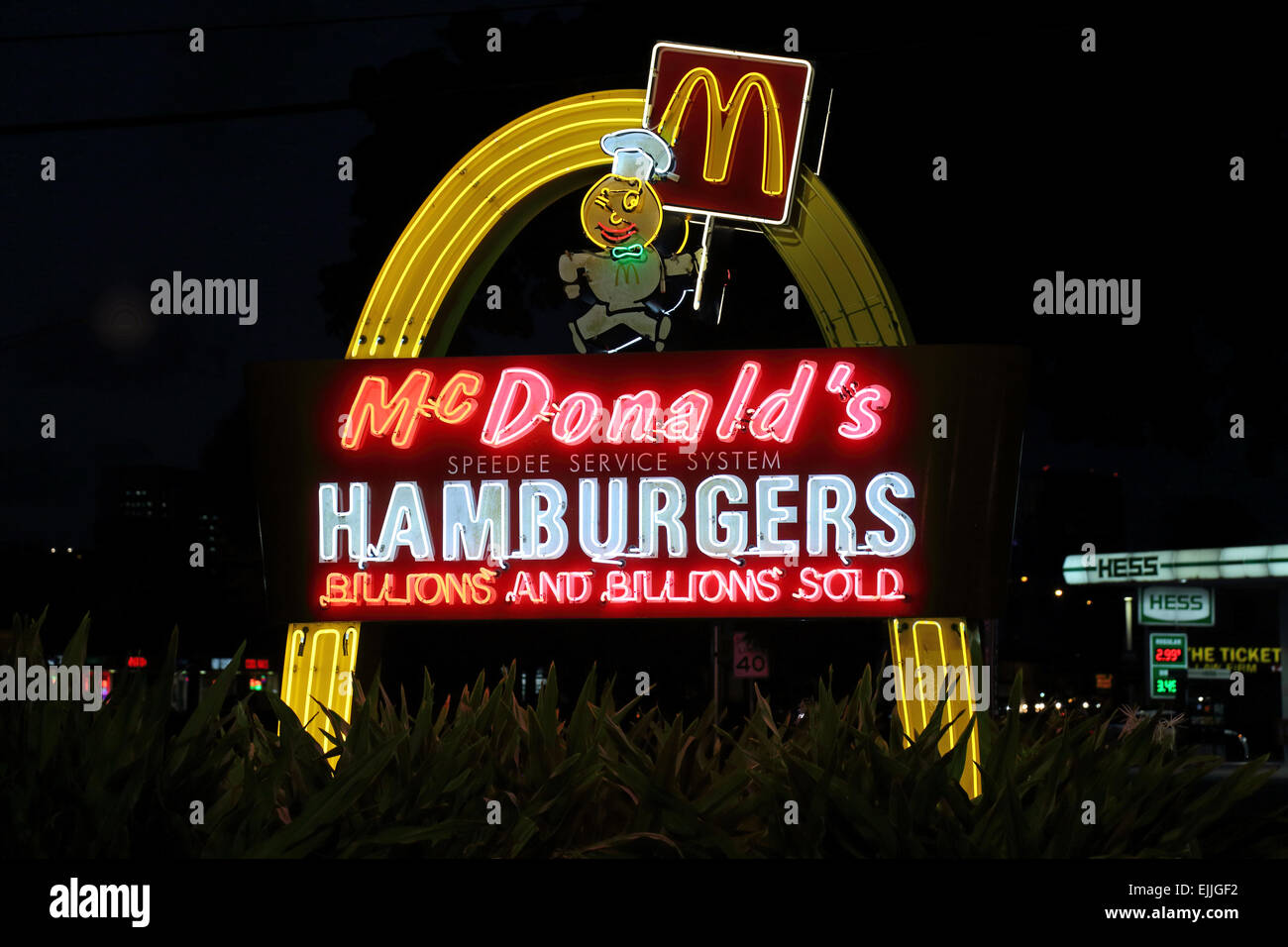 McDonalds un ristorante fast food neon di hamburger segno, Golden Arches insegna luminosa al di fuori di McDonald's esterno Foto Stock