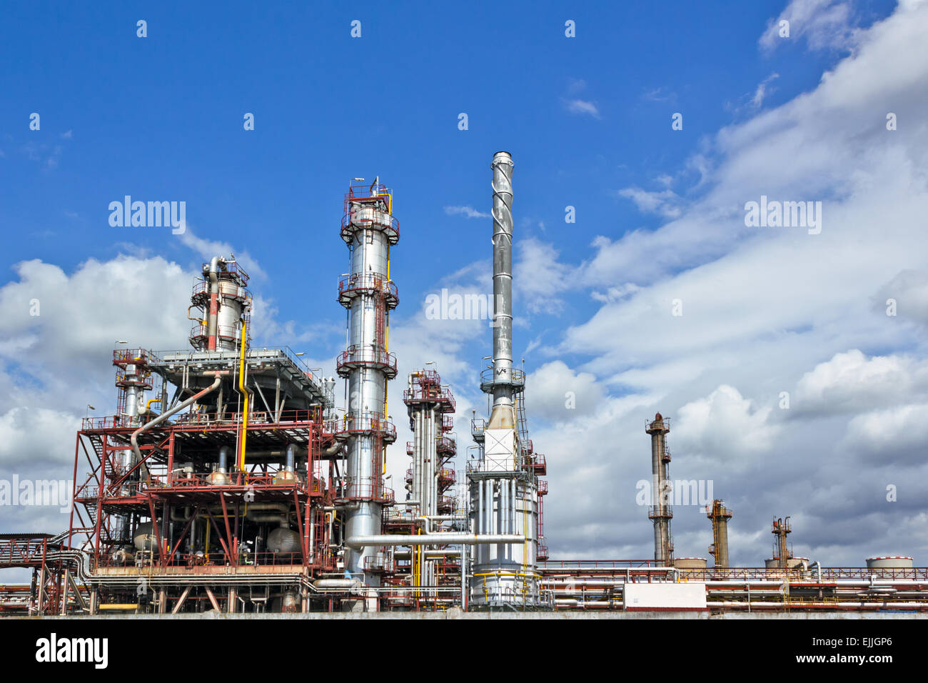 Raffineria di petrolio Edificio sotto il cielo nuvoloso Foto Stock