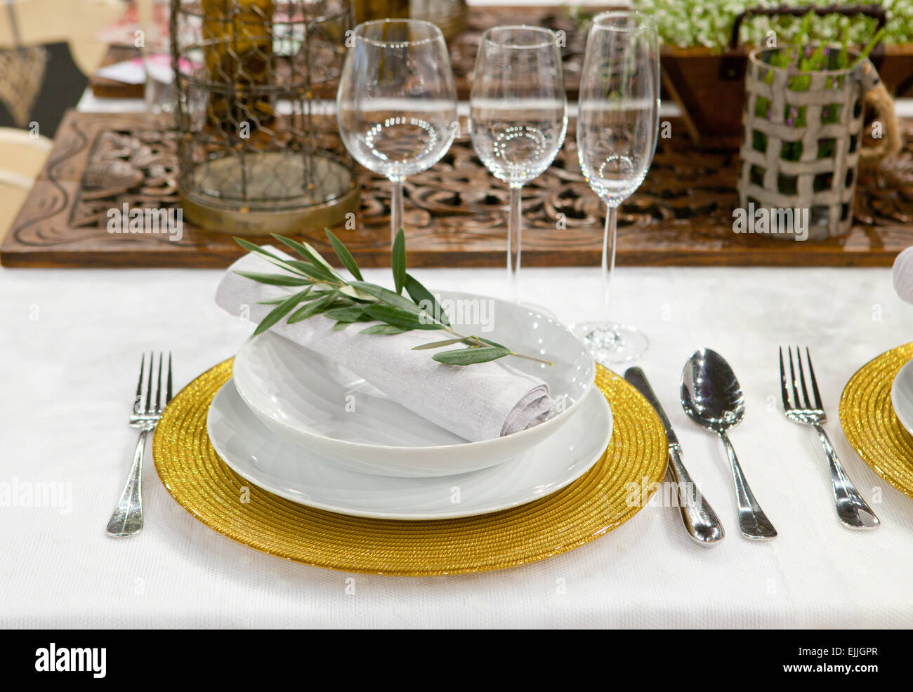 La decorazione della tavola di nozze con fiori, vasi, e gabbie Foto Stock