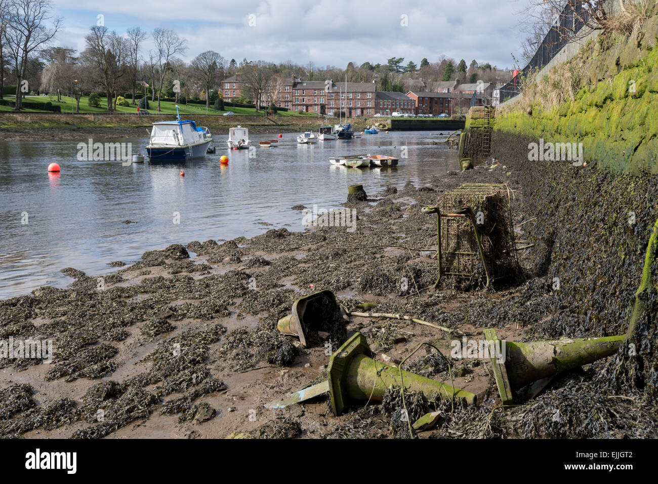 Il fiume Leven, Dumbarton, Scozia a bassa marea rivelando il vecchio traffico coni e riempito di detriti carrello della spesa. Foto Stock