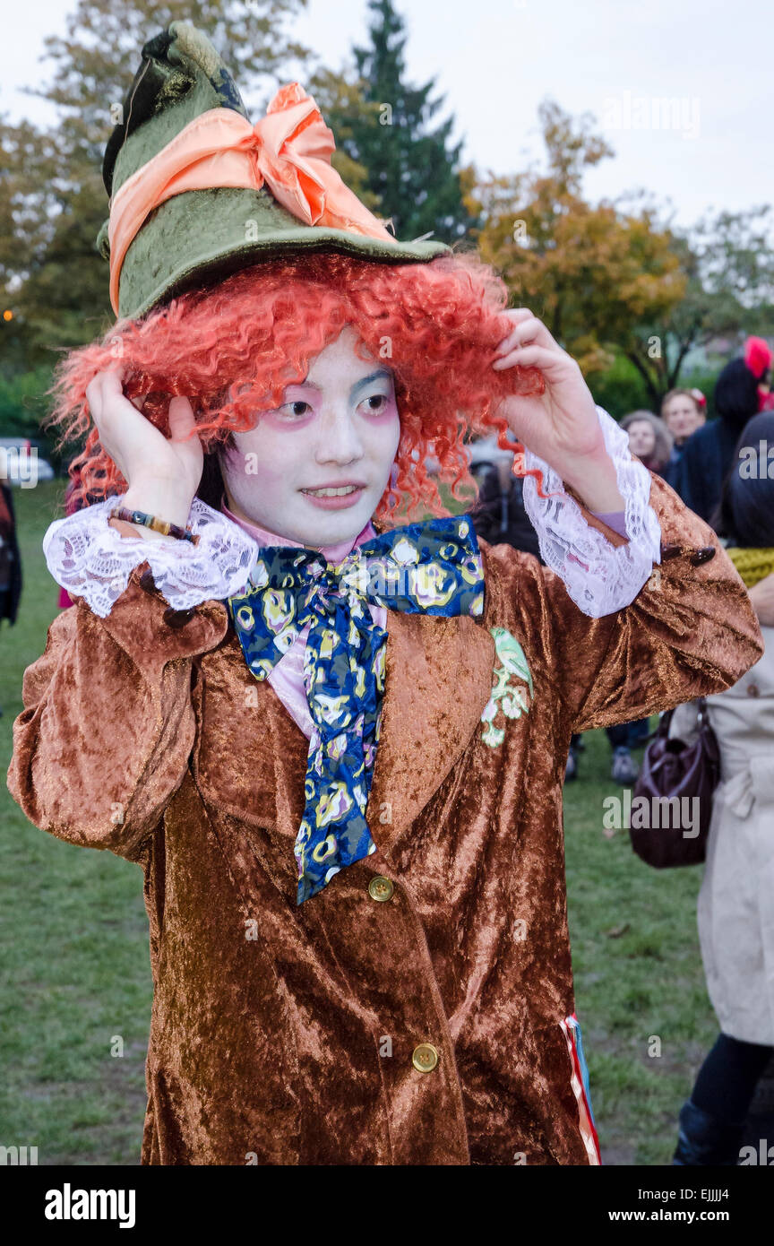 Immagini Stock - Ritratto Di Una Giovane Donna Bella In Un Vestito  Cappellaio Matto In Natura Ragazza Beve Il Tè Da Una Tazza E Posa Con Un  Sorriso. Image 28245256