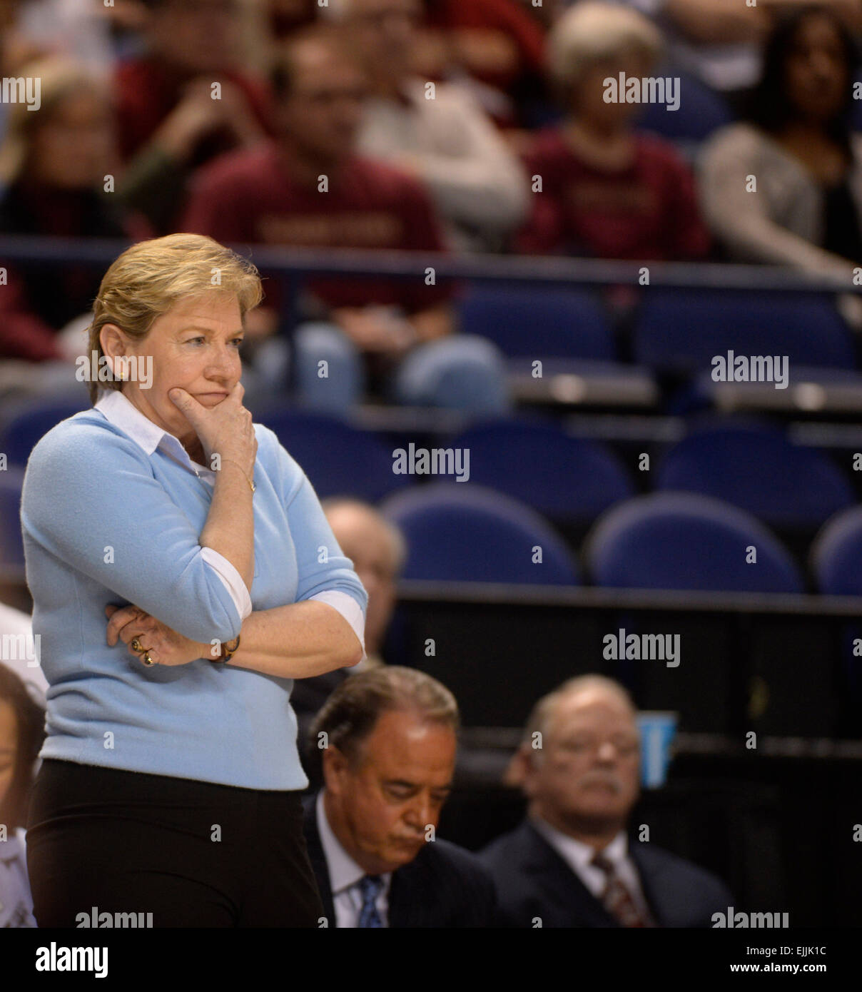 Greensboro, NC, Stati Uniti d'America. 27 Mar, 2015. North Carolina Tar Heels head coach Sylvia Hatchell orologi durante il primo semestre contro il South Carolina Gamecocks in una donna NCAA dolce 16 gioco al Greensboro Coliseum in Greensboro, NC. PJ Ward-Brown/CSM/Alamy Live News Foto Stock