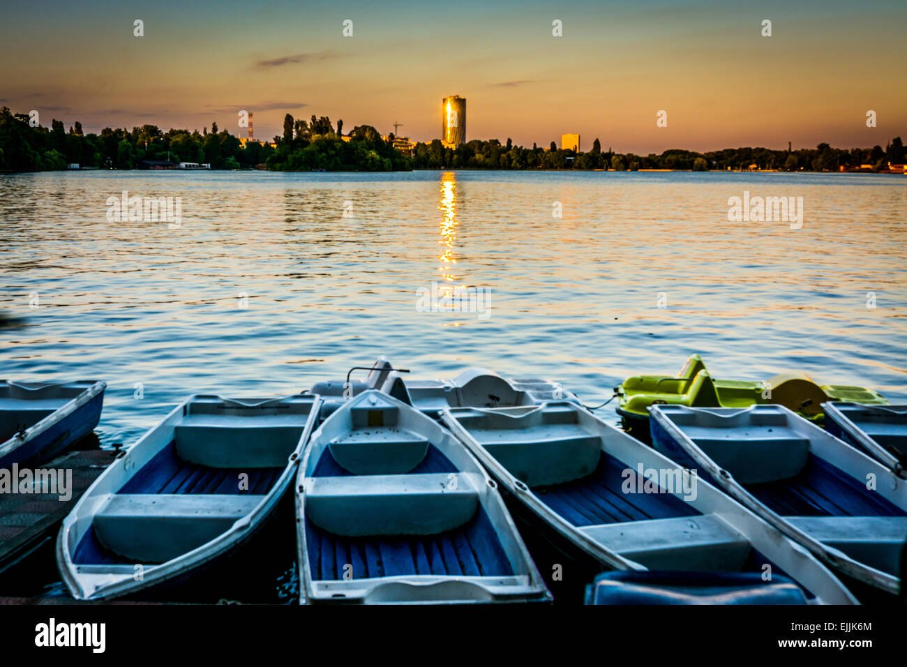 Barche sul lago nel Parco Herastrau, Bucarest. Foto Stock