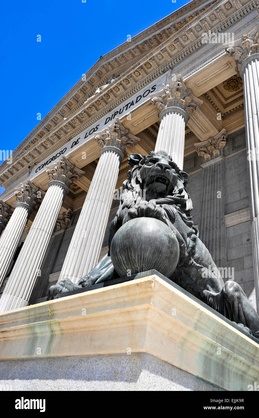 Vista della facciata principale del Palacio de la Cortes, sede del Congresso dei Deputati di Madrid in Spagna con una sua iconica b Foto Stock