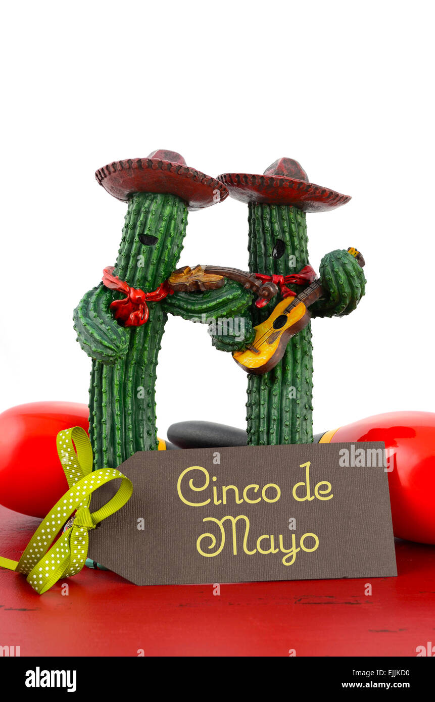 Happy Cinco de Mayo concetto con divertimento banda Mariachi giocatori di cactus e biglietto di auguri su rosso tavolo in legno. Foto Stock