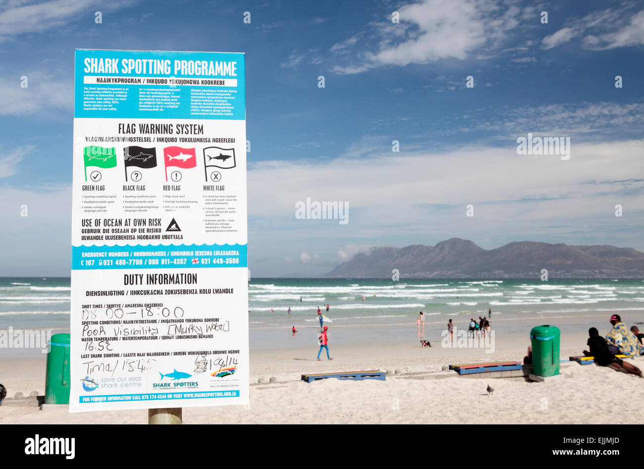 Squalo attacca i segnali di avvertimento, Muizenberg, vicino a Città del Capo, Sud Africa. Foto Stock