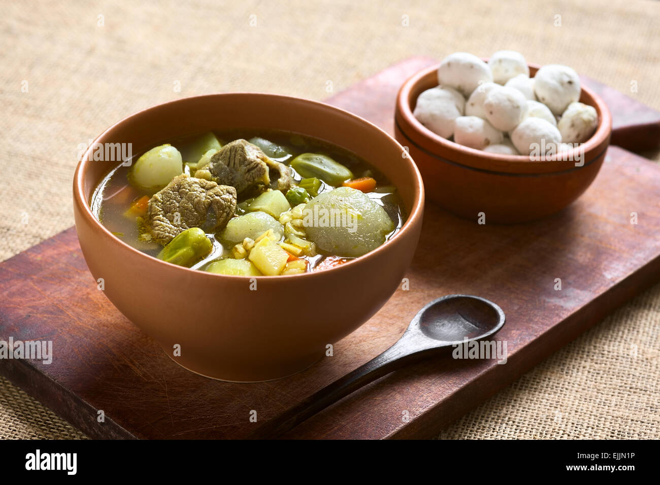 Boliviano zuppa tradizionale chiamato Chairo de Tunta (tunta è un liofilizzato tipica patata nelle regioni andine) Foto Stock