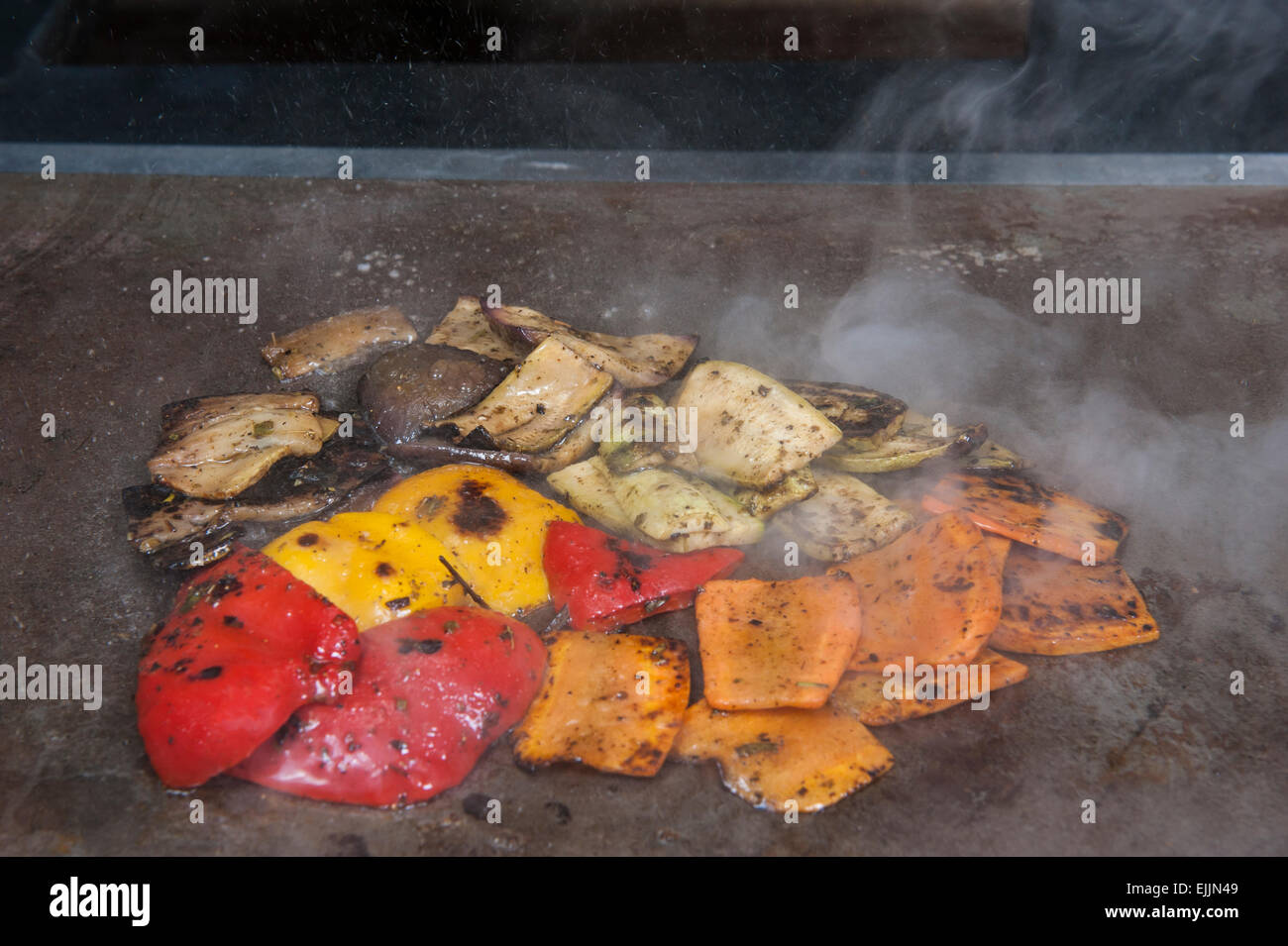 Primo piano di verdure grigliare su una piastra calda a un hotel ristorante a buffet Foto Stock