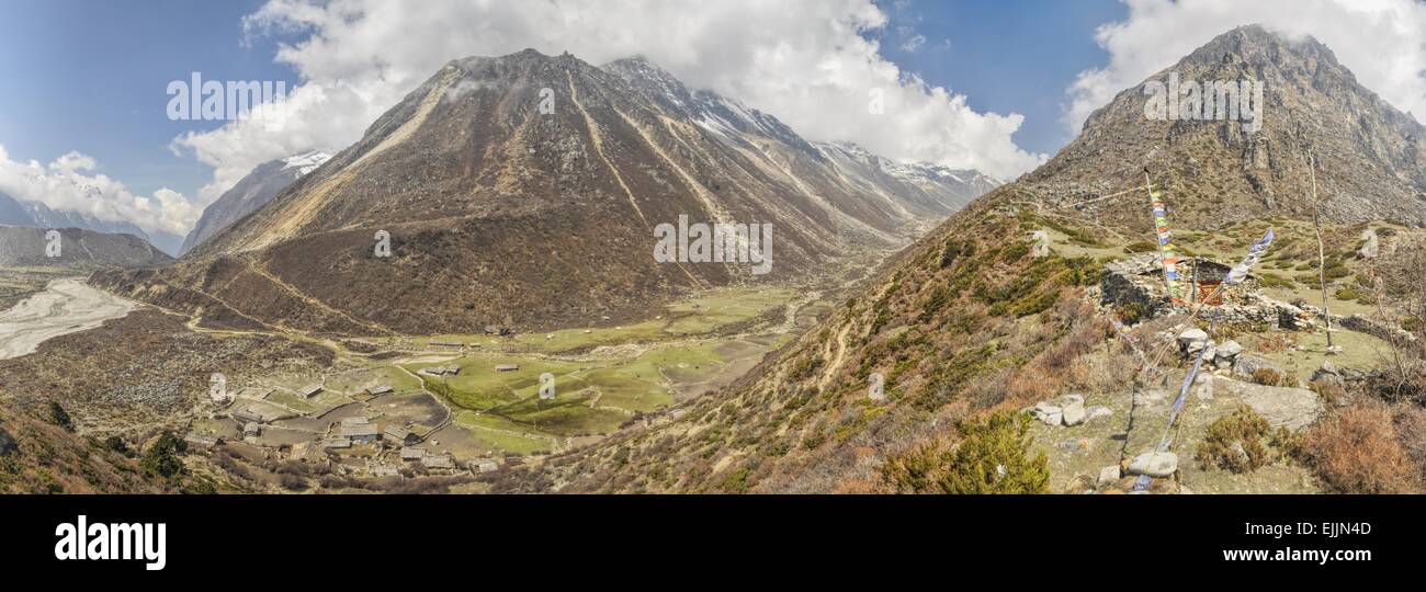 Suggestivo panorama della valle profonda in Nepal su Kangchendzonga trek Foto Stock