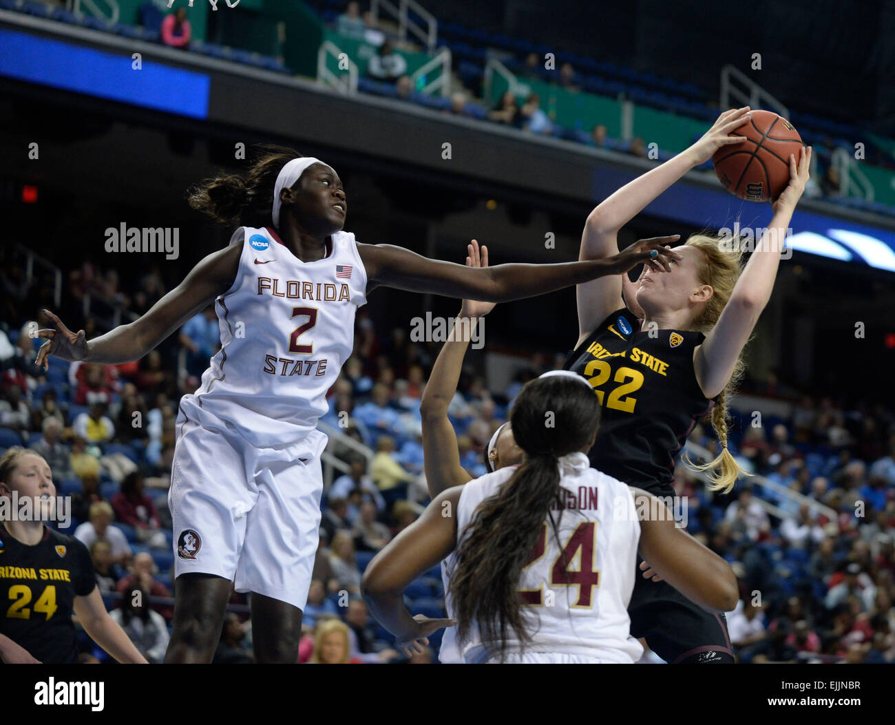 Greensboro, NC, Stati Uniti d'America. 27 Mar, 2015. Arizona State Sun Devils centro Quinn Dornstauder (22) battute di caccia sulla Florida State Seminoles centro Bulgak Adut (2) nel primo semestre durante il NCAA donna dolce 16 al Greensboro Coliseum in Greensboro, NC. PJ Ward-Brown/CSM/Alamy Live News Foto Stock