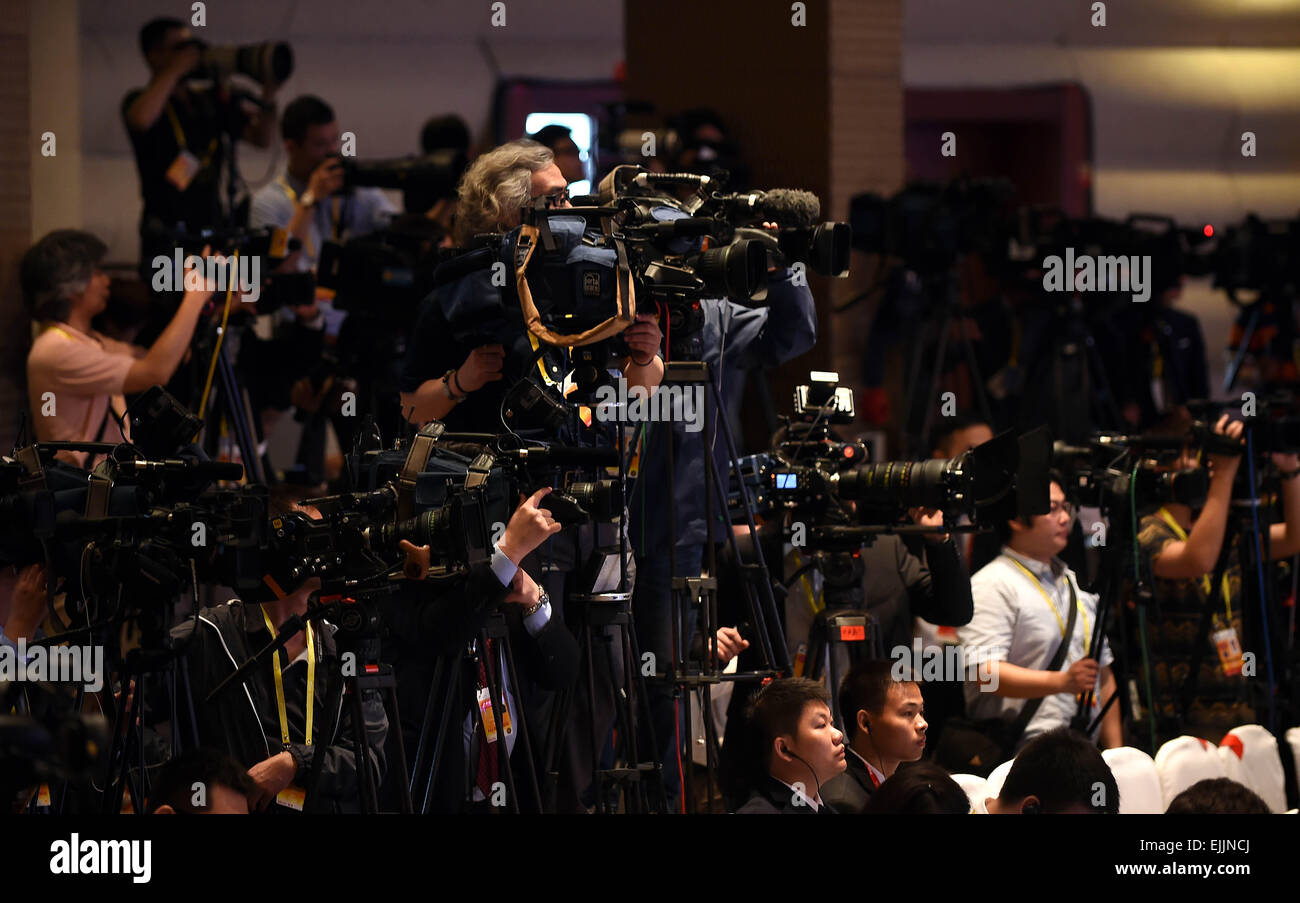 Boao, cinese della provincia di Hainan. 28 Mar, 2015. Il lavoro dei giornalisti in occasione della cerimonia di apertura del 2015 Forum Boao per l'Asia (BFA) in Boao, Cina del sud della provincia di Hainan, 28 marzo 2015. Credito: Guo Cheng/Xinhua/Alamy Live News Foto Stock