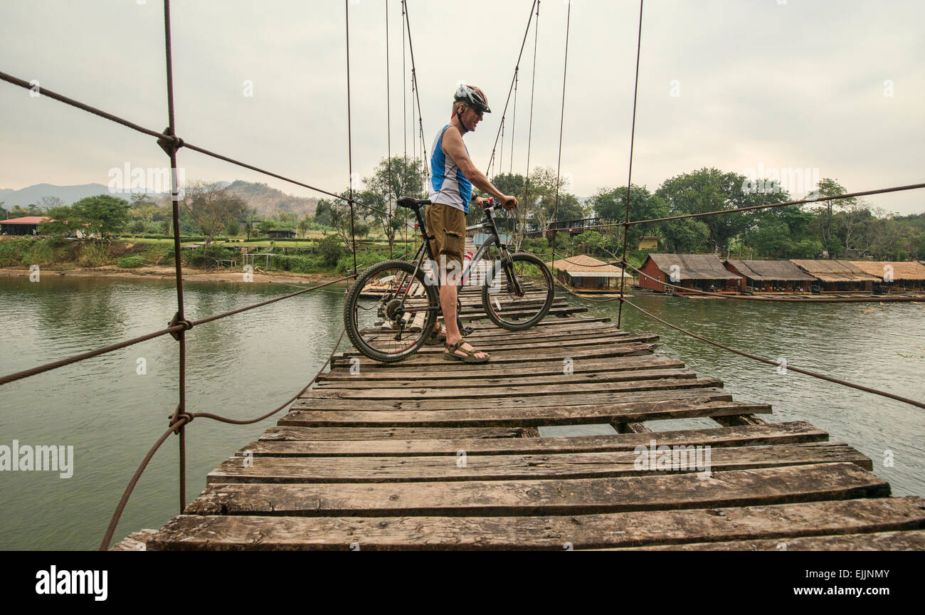 In bicicletta nelle zone rurali della Thailandia Foto Stock