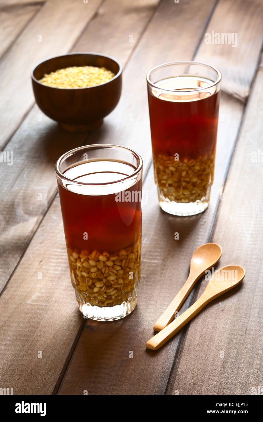 Cileno tradizionali non alcolica bevanda fredda chiamato Mote (cuocere il riso semigreggio frumento) con Huesillo (Pesche secche) Foto Stock