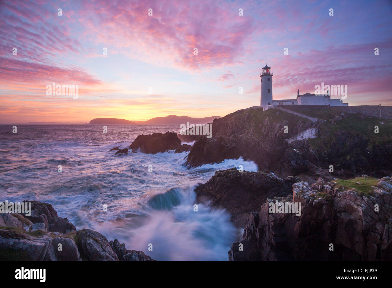 Tramonto su Fanad Head Lighthouse, Fanad Head, County Donegal, Irlanda. Foto Stock