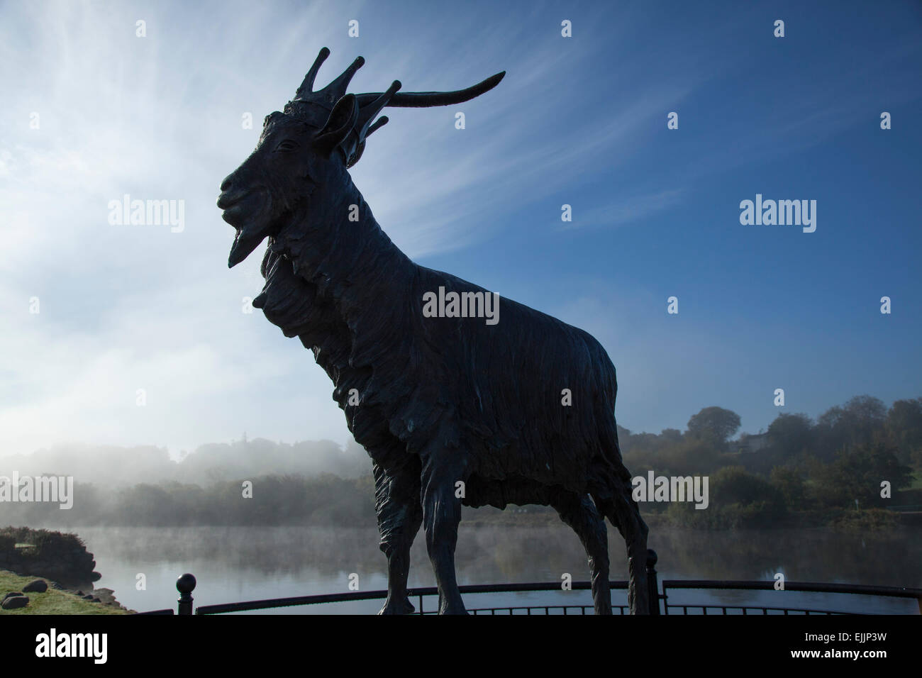 Re Puck statua di capra stagliano contro il fiume Laune, Killorglin, nella contea di Kerry, Irlanda. Foto Stock