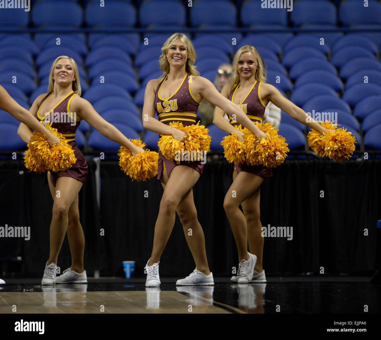 Greensboro, NC, Stati Uniti d'America. 27 Mar, 2015. Arizona State Sun Devils cheerleaders pongono durante un time out durante il NCAA donna dolce 16 al Greensboro Coliseum in Greensboro, NC. PJ Ward-Brown/CSM/Alamy Live News Foto Stock