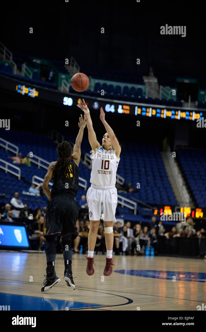 Greensboro, NC, Stati Uniti d'America. 27 Mar, 2015. Florida State Seminoles guard Leticia Romero (10) spara su Arizona State Sun Devils guard Amukamara Pace (11) durante il NCAA donna dolce 16 al Greensboro Coliseum in Greensboro, NC. PJ Ward-Brown/CSM/Alamy Live News Foto Stock