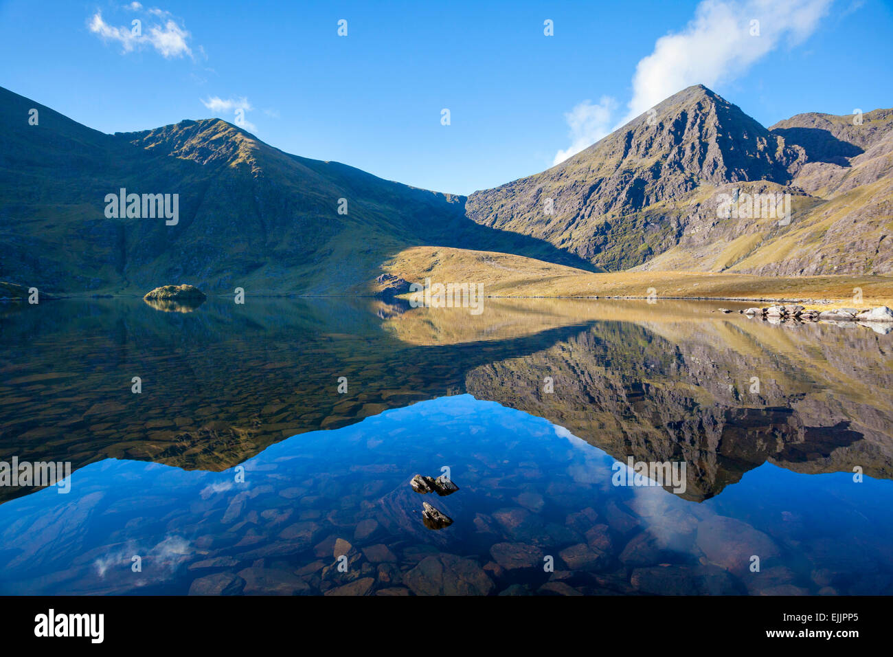 Carrauntoohil riflesso del Lough chiamato, Hag's Glen, del MacGillycuddy Reeks, nella contea di Kerry, Irlanda. Foto Stock