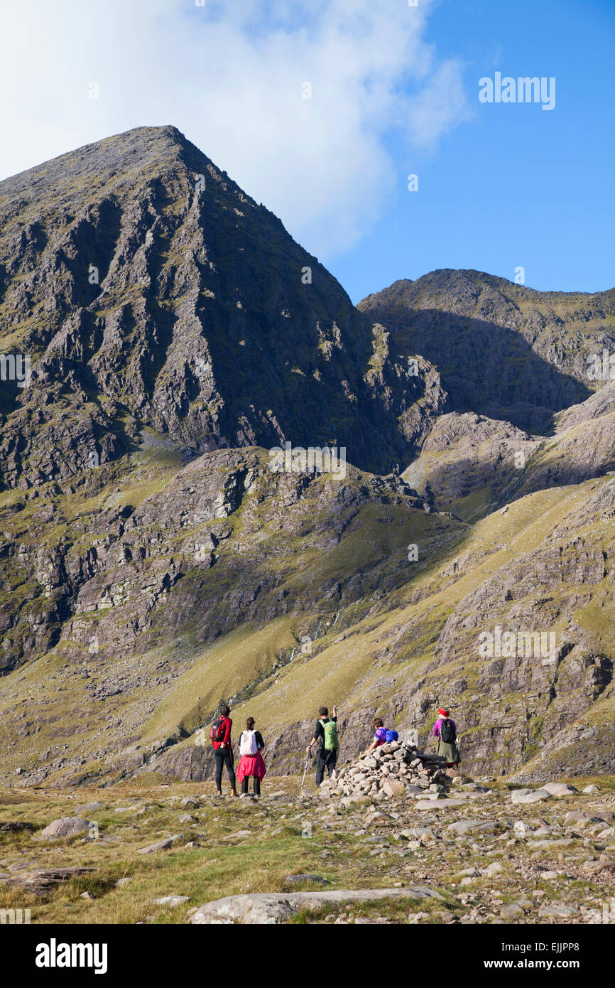 Walkers a Hag's Glen sotto Carrauntoohil, il MacGillycuddy Reeks, nella contea di Kerry, Irlanda. Foto Stock