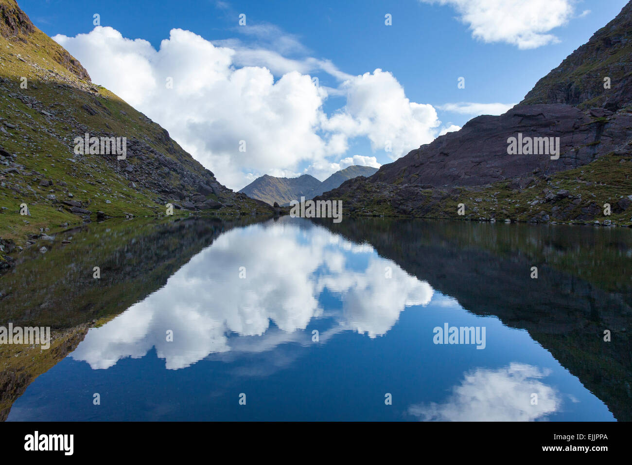 Lough Cummeenoughter, Irlanda il più alto lago, sulle pendici del Carrauntoohil. Il MacGillycuddy Reeks, nella contea di Kerry, Irlanda. Foto Stock