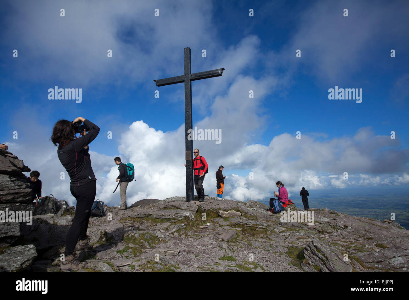 Walkers al vertice di Carrauntoohil, irlandese della montagna più alta, il MacGillycuddy Reeks, nella contea di Kerry, Irlanda. Foto Stock