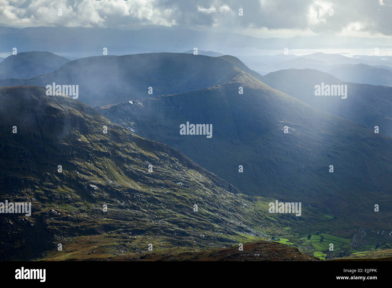 Vista sud di Stumpa Duloigh da Carrauntoohil, il MacGillycuddy Reeks, nella contea di Kerry, Irlanda. Foto Stock