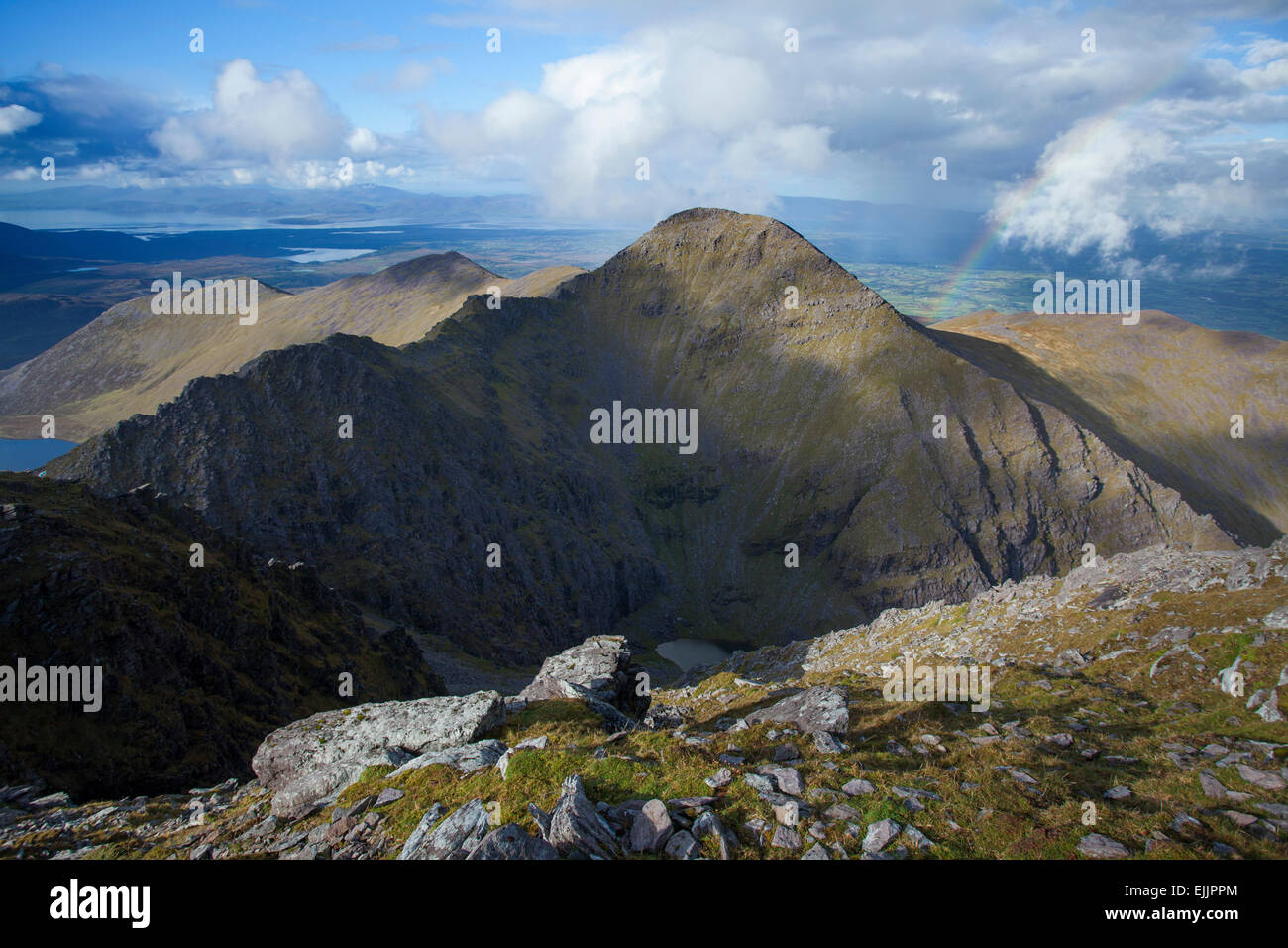 Beenkeragh, Irlanda la seconda montagna più alta, visto dalla vetta del Carrauntoohil, il MacGillycuddy Reeks, nella contea di Kerry, Irlanda. Foto Stock