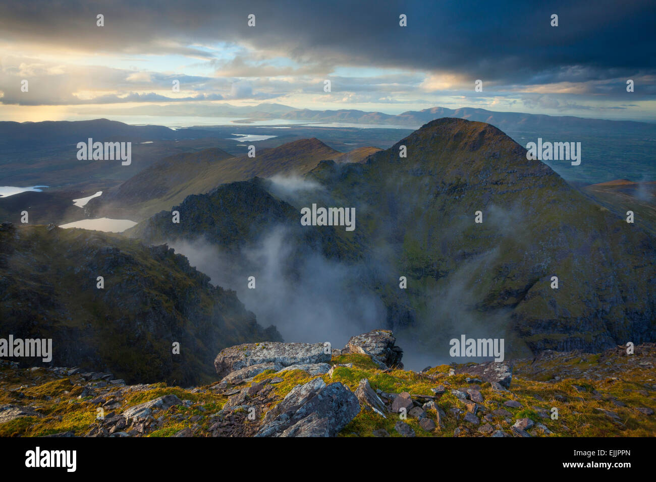 Beenkeragh, Irlanda la seconda montagna più alta, visto dalla vetta del Carrauntoohil, il MacGillycuddy Reeks, nella contea di Kerry, Irlanda. Foto Stock