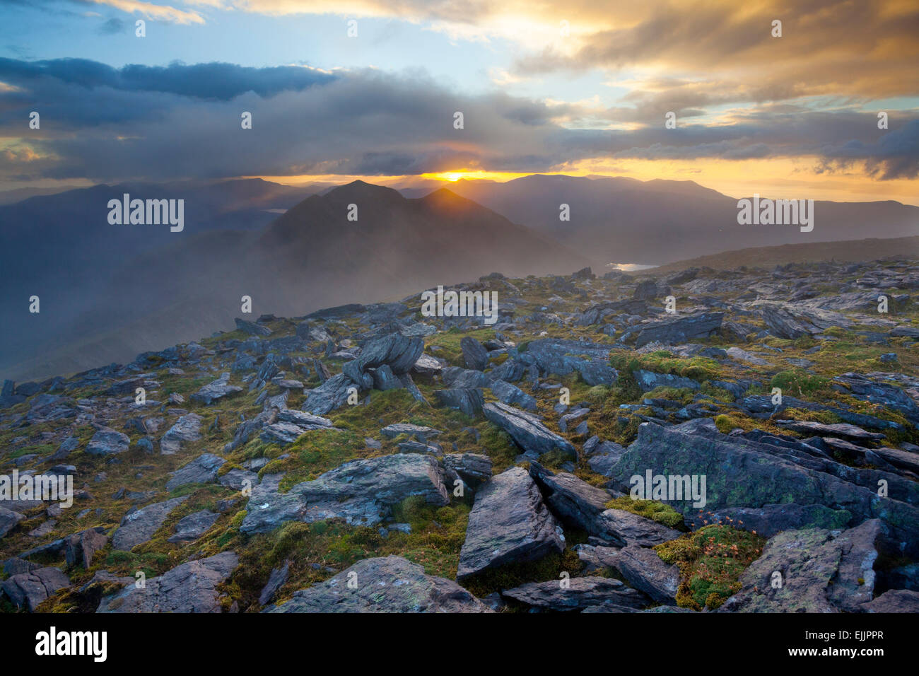 Sunset over Caher, Irlanda il terzo più alta montagna, da Carrauntoohil, il MacGillycuddy Reeks, nella contea di Kerry, Irlanda. Foto Stock