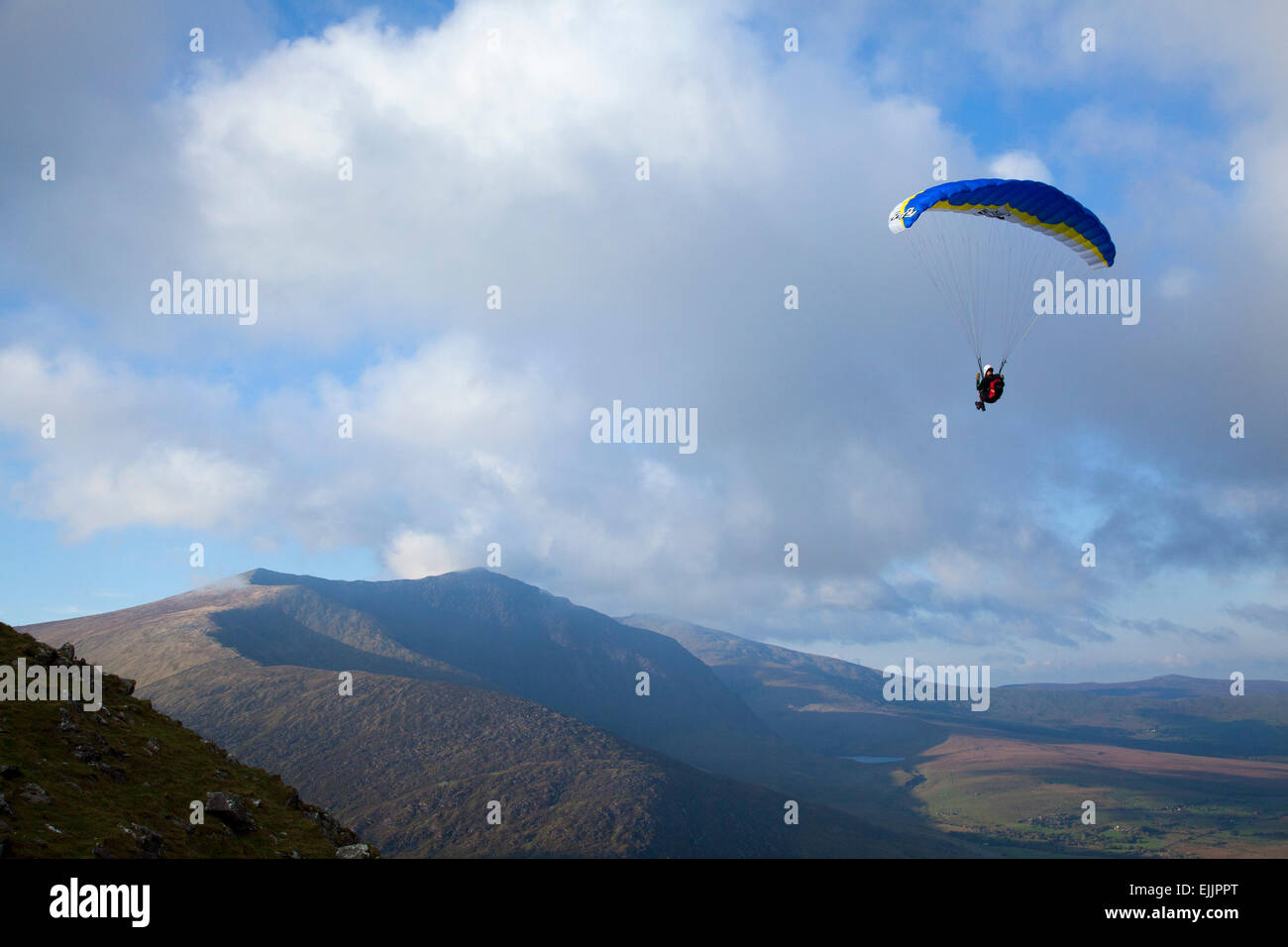 Parapendio sopra il Connor Pass, penisola di Dingle, nella contea di Kerry, Irlanda. Foto Stock
