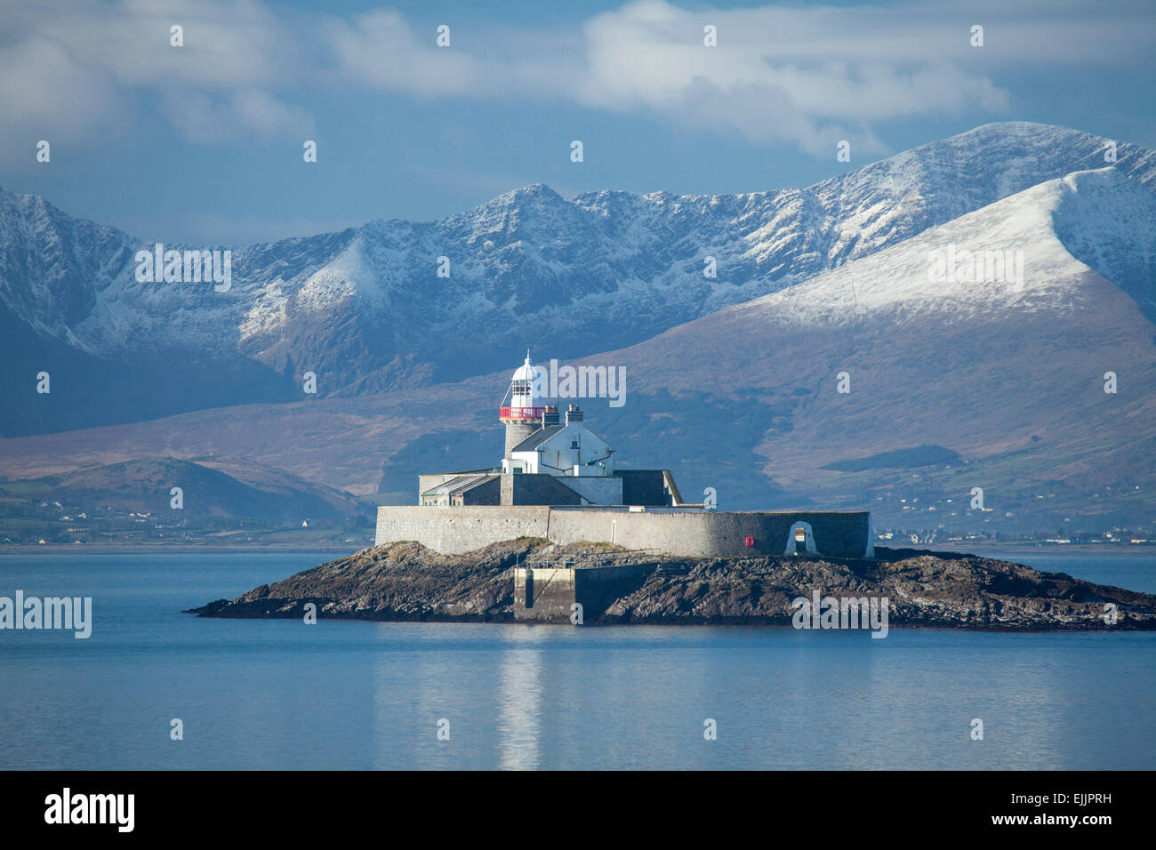 Fenit Island Lighthouse e il massiccio del Brandon, Tralee Bay, penisola di Dingle, nella contea di Kerry, Irlanda. Foto Stock
