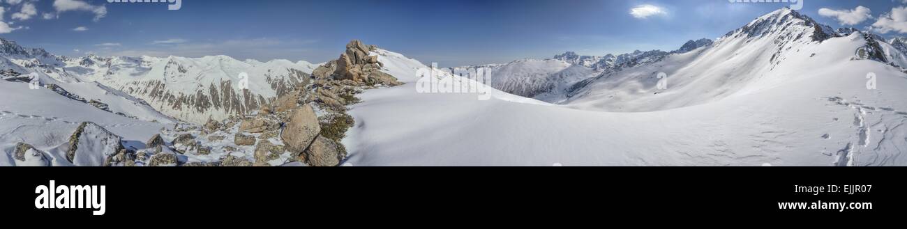 Scenic panorama dei pendii innevati delle montagne Kackar in Turchia Foto Stock