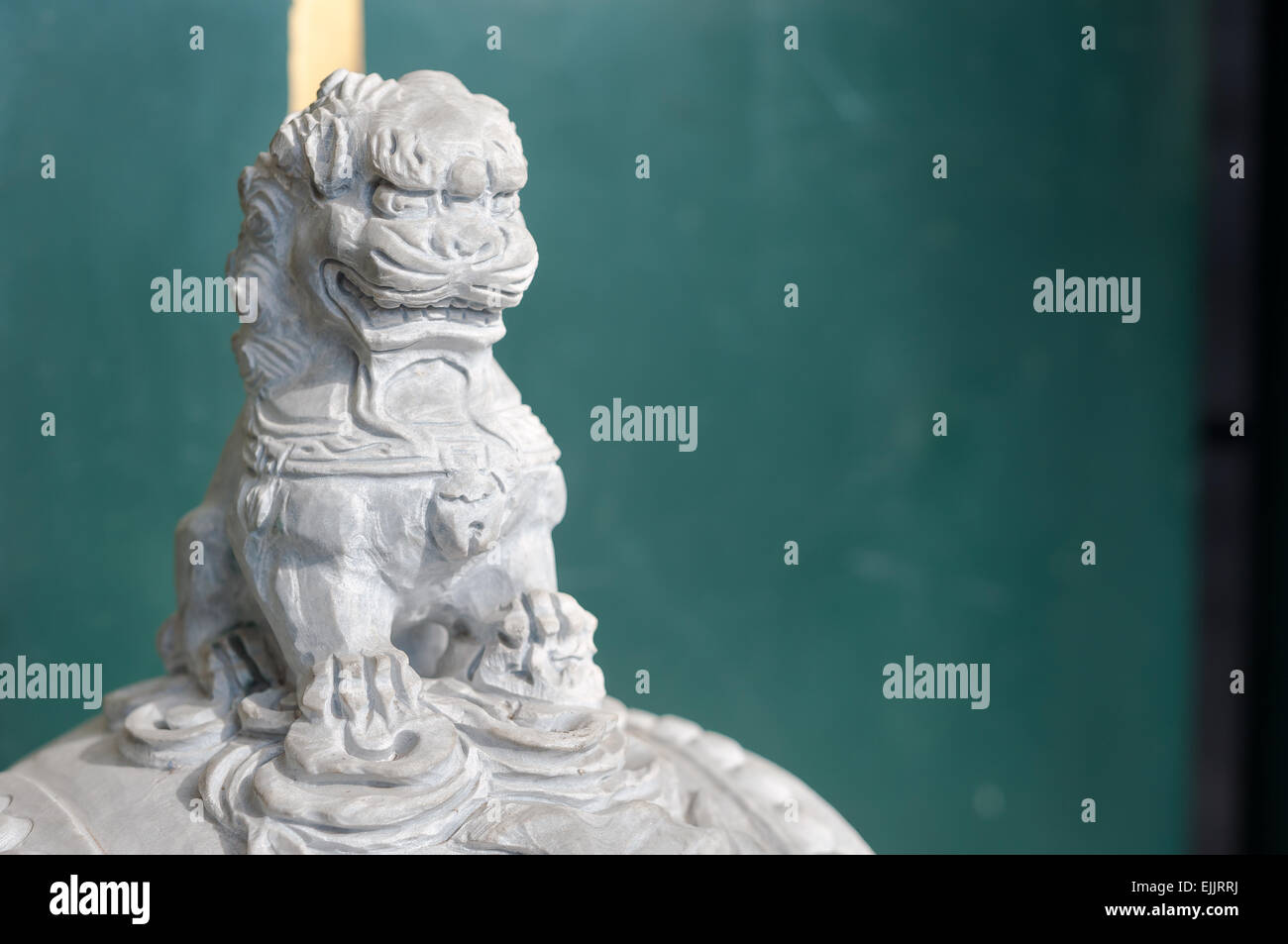 Leone in marmo statuetta al di fuori di un hutong residence a Pechino in Cina Foto Stock
