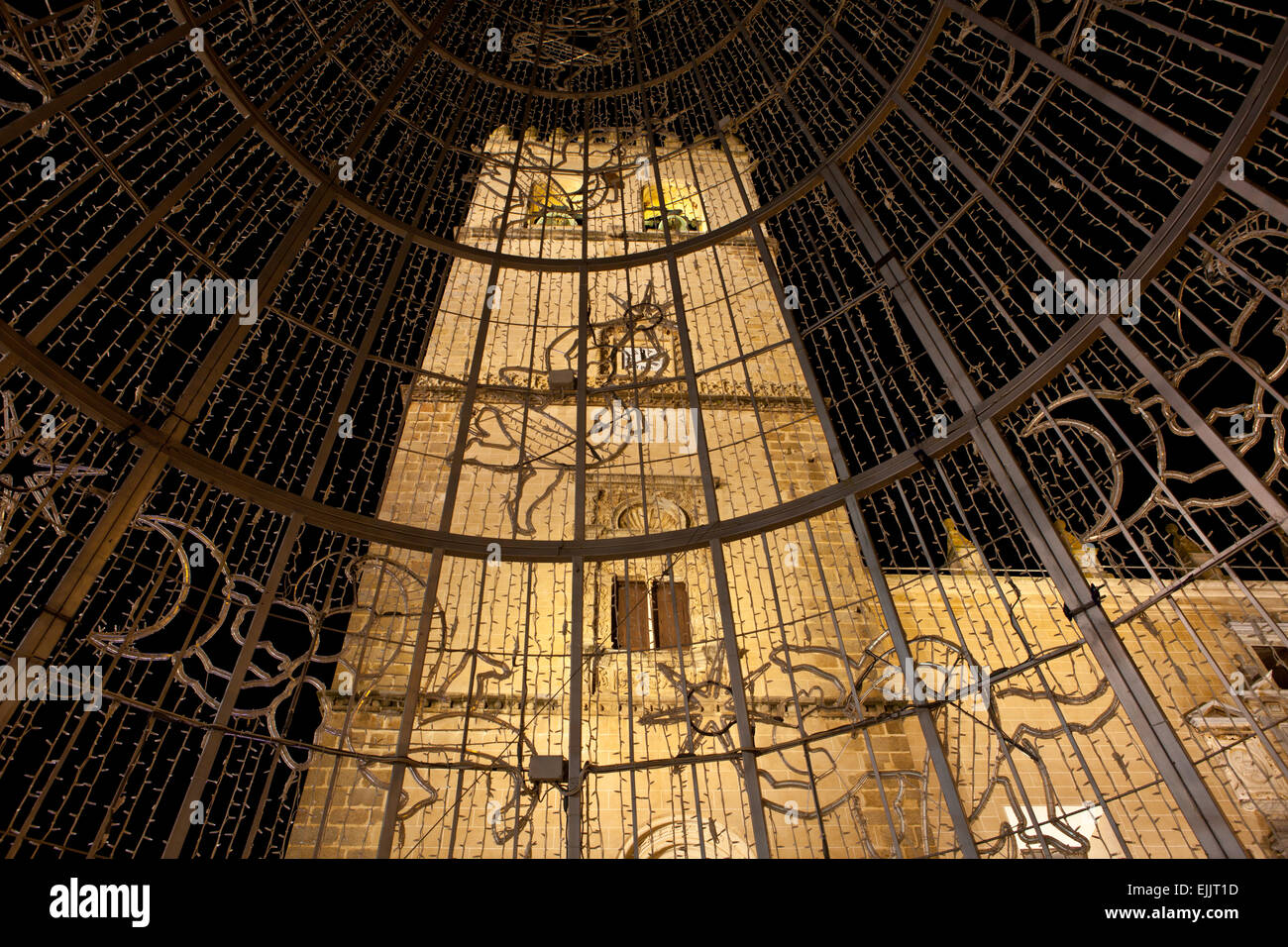 La torre della cattedrale di Badajoz da Natale all'interno della struttura ad albero. Le luci a LED spento Foto Stock