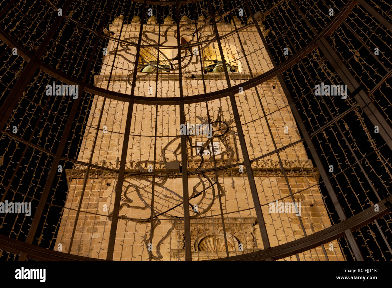 La torre della cattedrale di Badajoz da Natale all'interno della struttura ad albero. Le luci a LED spento Foto Stock