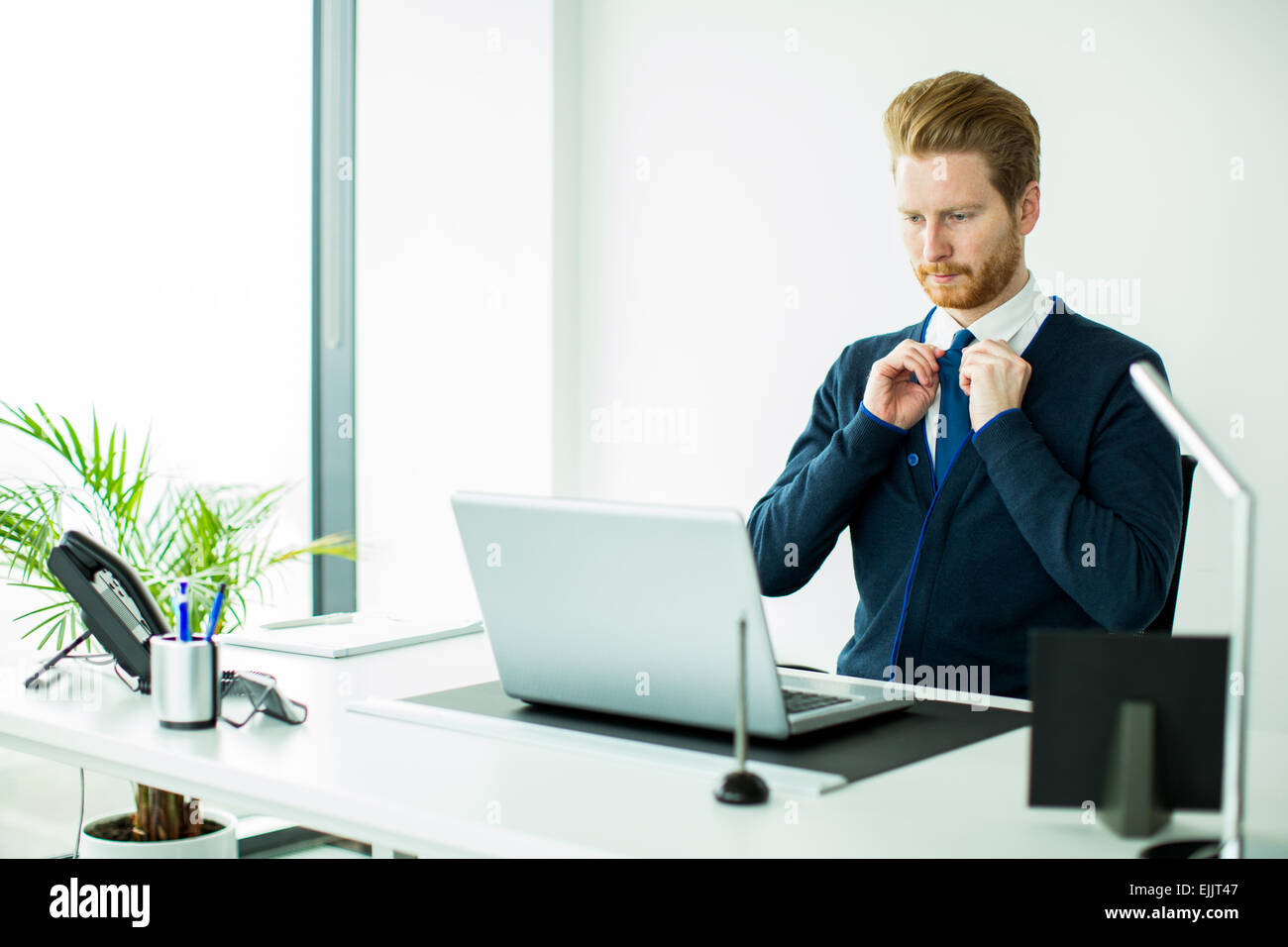 Giovane uomo che lavora in ufficio Foto Stock
