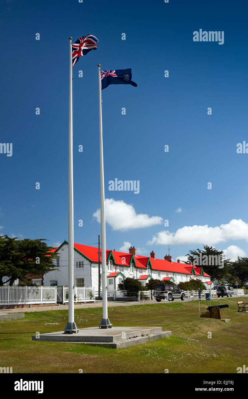 Falkland Port Stanley nelle isole Falkland e britannica Union Jack bandiere sulla vittoria pennoni verde Foto Stock