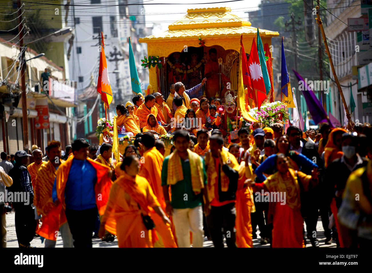 Kathmandu, Nepal. 28 Mar, 2015. Nepalese devoti indù partecipare in un carro processione del Signore di Ram durante la Ram Navami festival in Kathmandu, Nepal, Marzo 28, 2015. Ram Navami è uno dei più importanti festival indù che festeggia il compleanno del dio Ram. Credito: Pratap Thapa/Xinhua/Alamy Live News Foto Stock