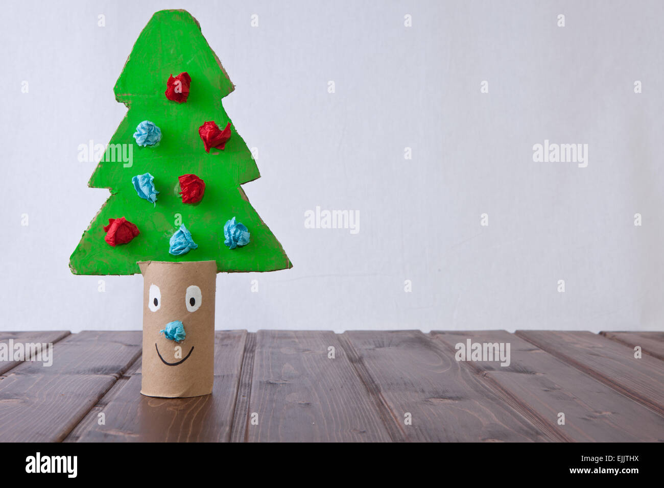 Alberi di Natale di cartone realizzato con materiale riciclato da vivaio bambini Foto Stock