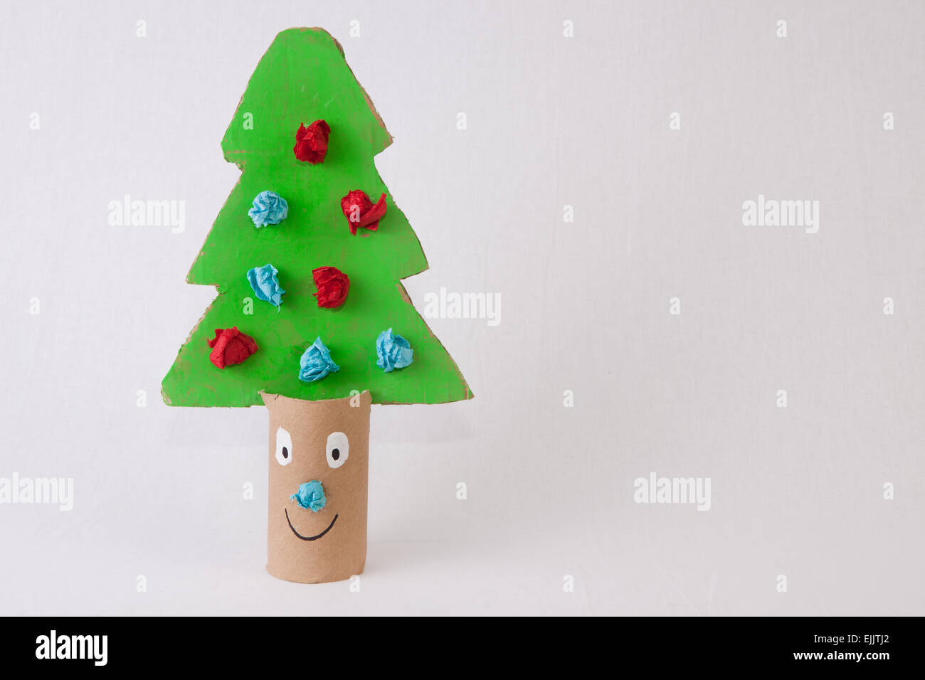 Alberi di Natale di cartone realizzato con materiale riciclato da vivaio i bambini. Isolato su sfondo bianco Foto Stock
