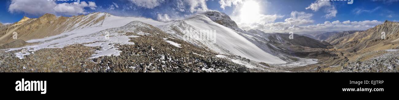 Suggestivo panorama del freddo paesaggio montuoso di Pamir mountain range in Tagikistan Foto Stock