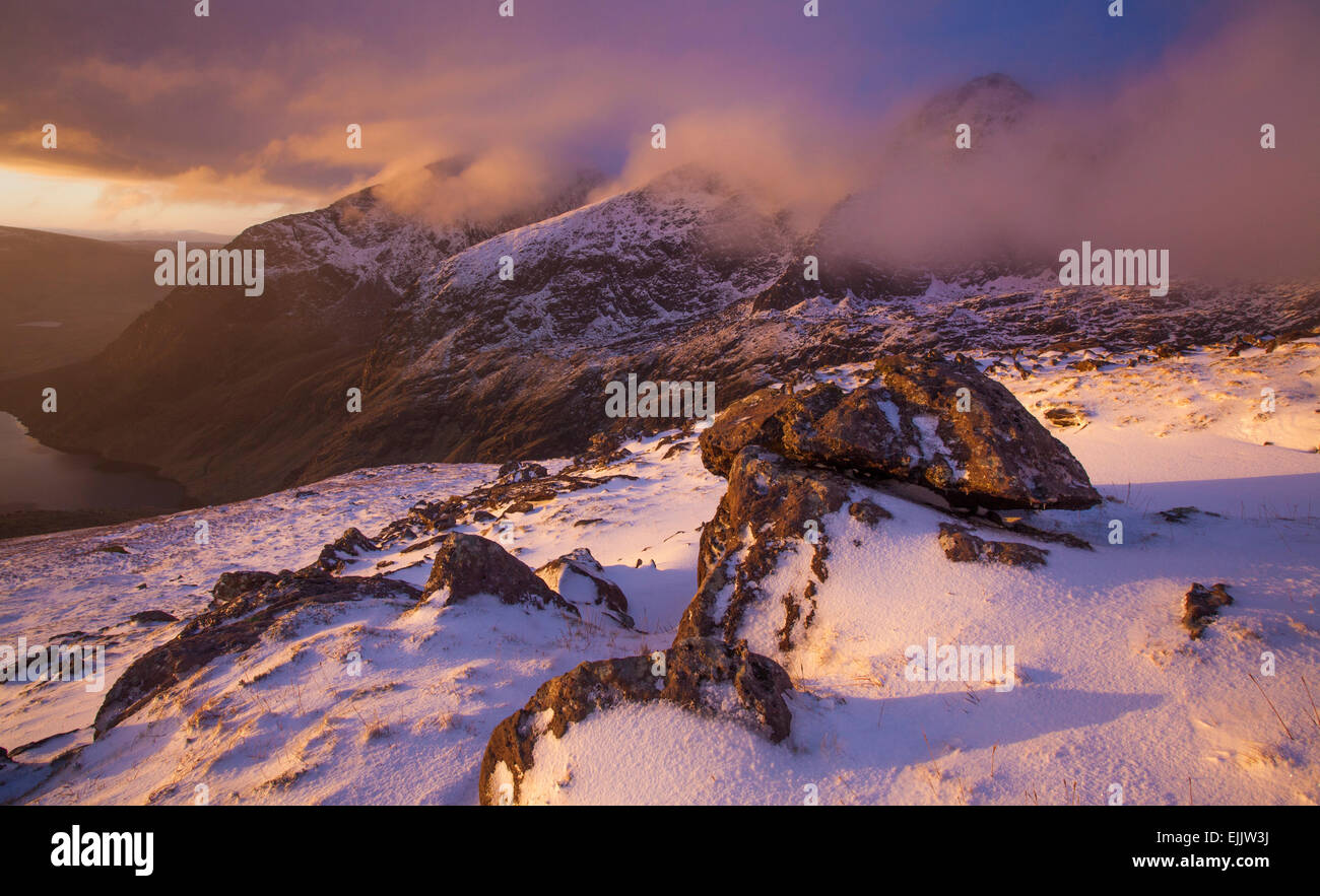 Inverno tramonto sul picco di Brandon, penisola di Dingle, nella contea di Kerry, Irlanda. Foto Stock