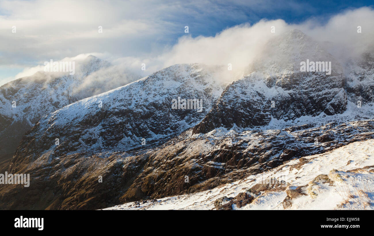 In inverno il cloud lungo i crinali di Brandon picco, penisola di Dingle, nella contea di Kerry, Irlanda. Foto Stock