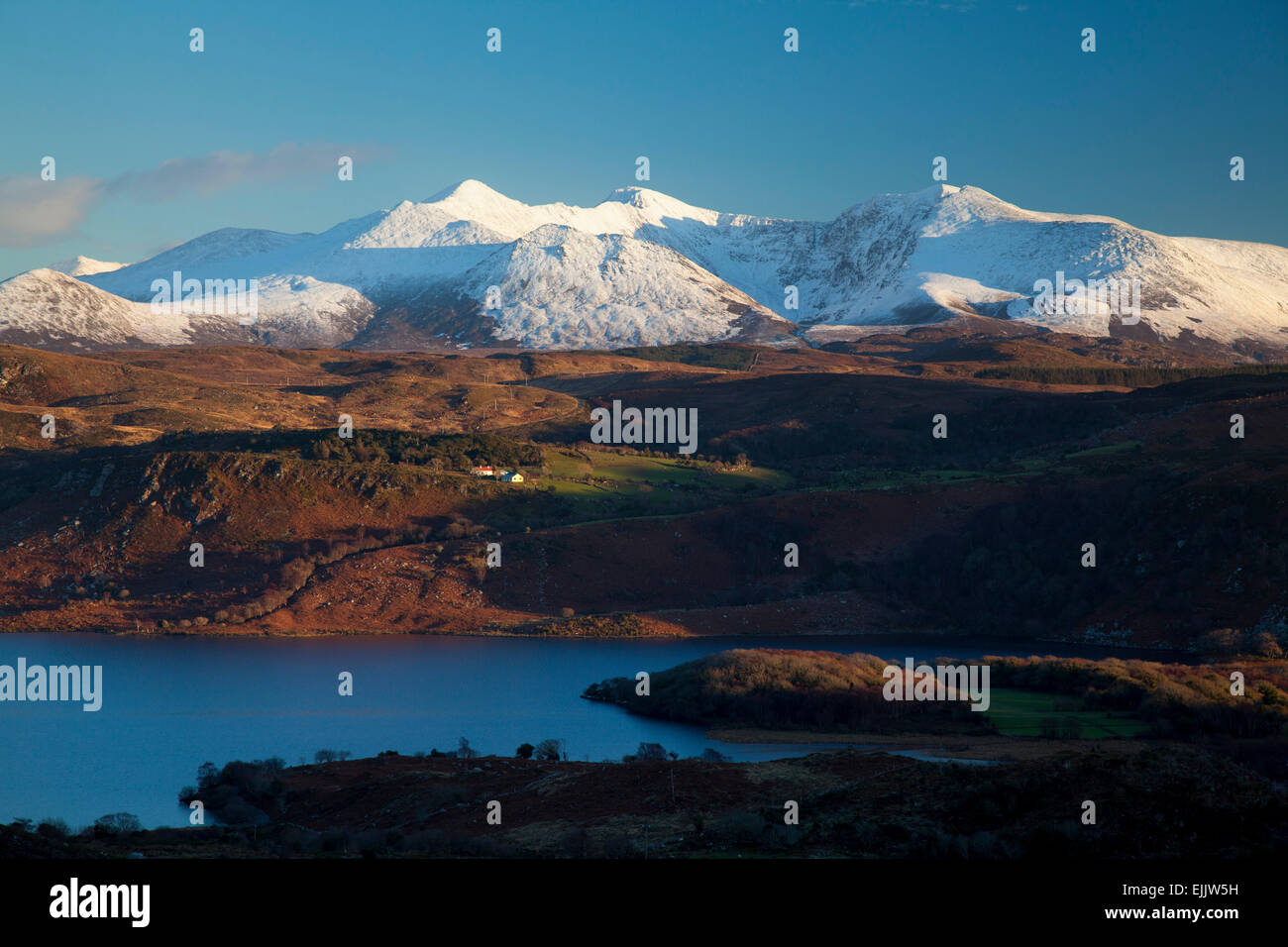 In inverno il MacGillycuddy Reeks si vede attraverso il Lough Caragh, nella contea di Kerry, Irlanda. Foto Stock