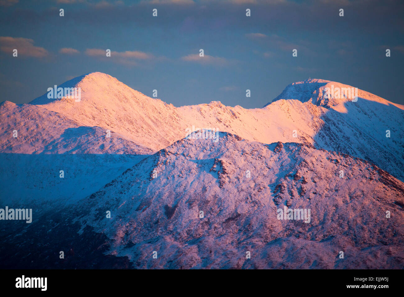 Sera d'inverno luce su Carrauntoohil, il MacGillycuddy Reeks, nella contea di Kerry, Irlanda. Foto Stock