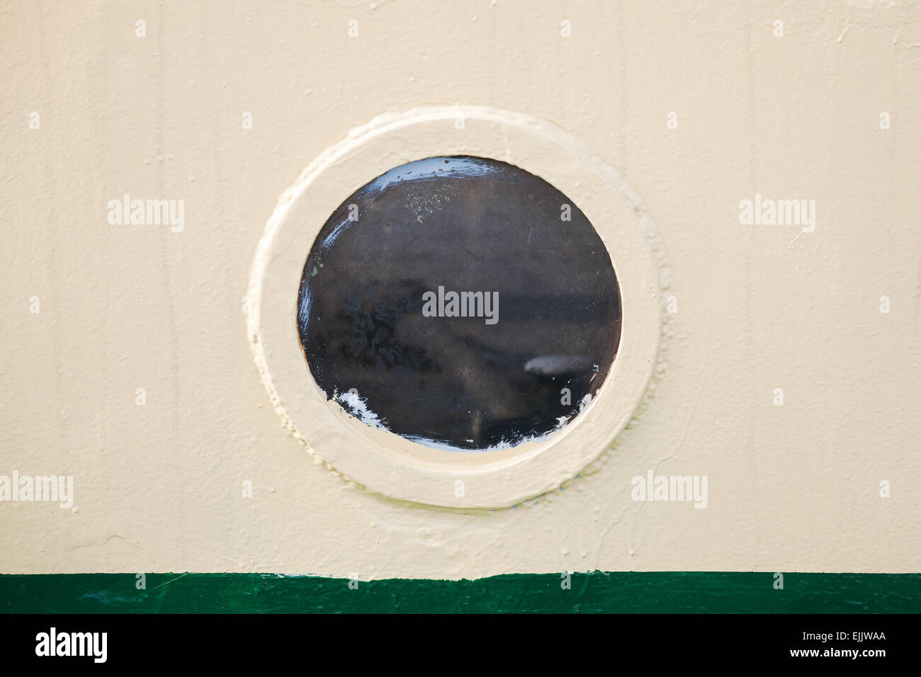 Vecchi oblò rotondo in grigio scafo di nave, vintage tonica foto con il vecchio stile di effetto del filtro Foto Stock