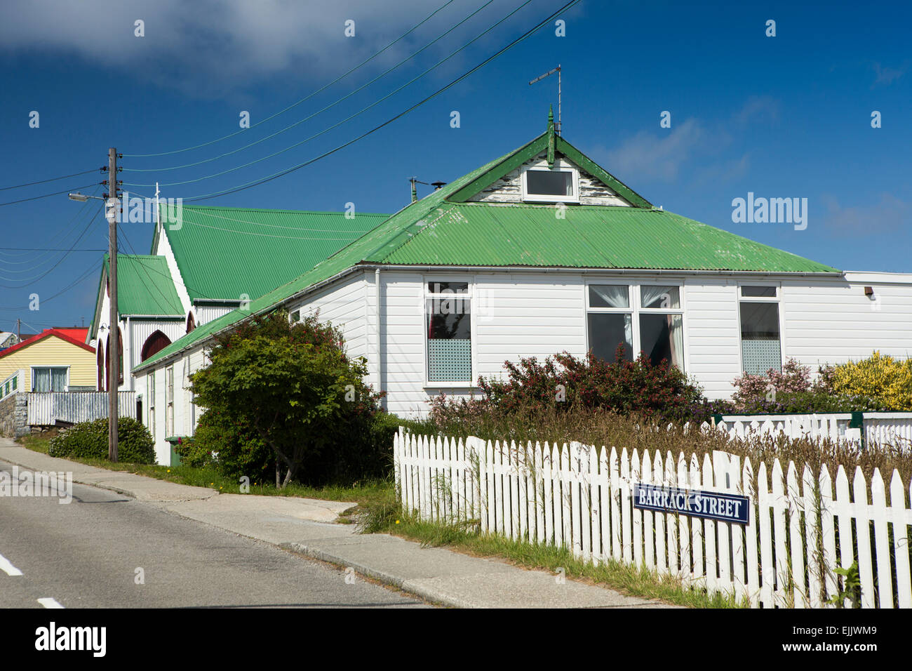 Falkland Port Stanley, Barrack Street, dal tetto verde casa e chiesa nonconformista Foto Stock