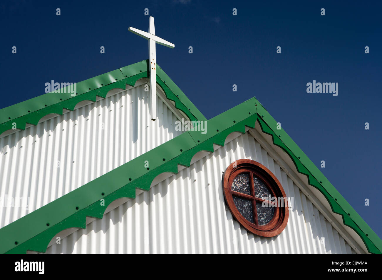 Falkland Port Stanley, Barrack Street, verde, coperta di ferro ondulato chiesa nonconformista cross Foto Stock