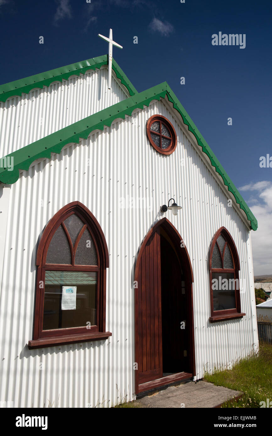 Falkland Port Stanley, Barrack Street, verde, coperta di ferro ondulato chiesa nonconformista Foto Stock
