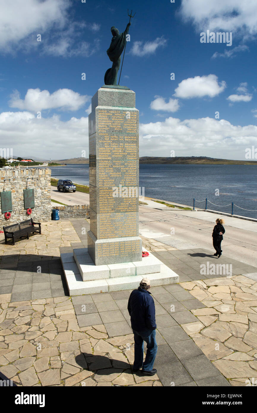 Falkland Port Stanley, Isole Falkland, visitatori presso 1982 War Memorial vittoria Foto Stock